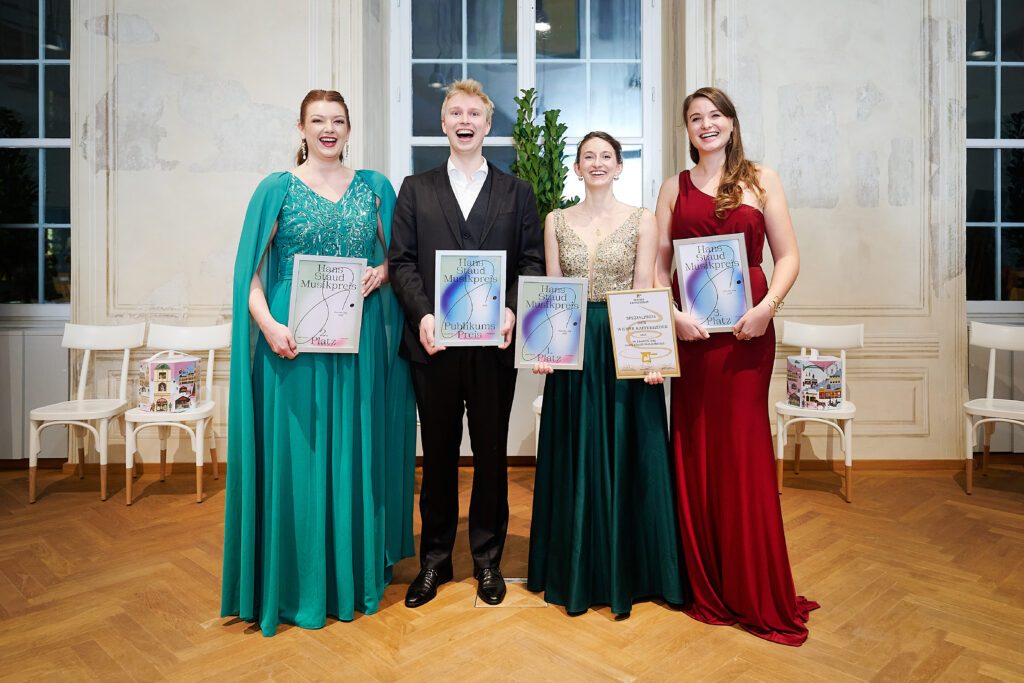 Bild1__Die Preisträger Taylor Haines (Platz 2 Jury), Markus Auerbach (Platz 3 Jury und Publikum), Anita Giovanna Rosati (Platz 1 Jury und Kaffeesieder), Verena Kronbichler (Platz 3 Jury)